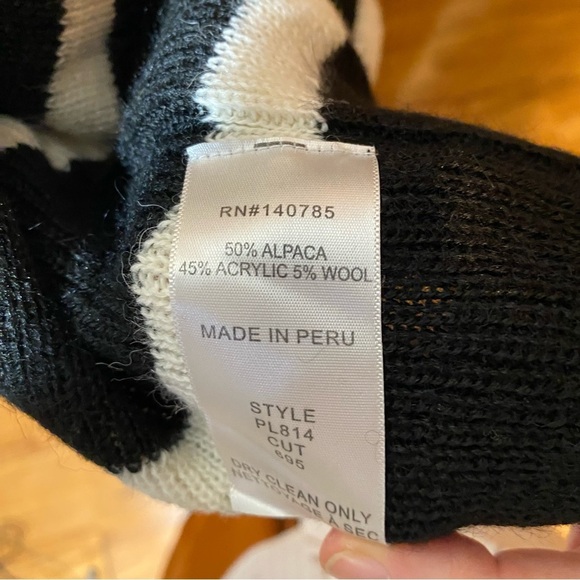 Brochu Walker City Black And White Alpaca wool poncho - Picture 5 of 6